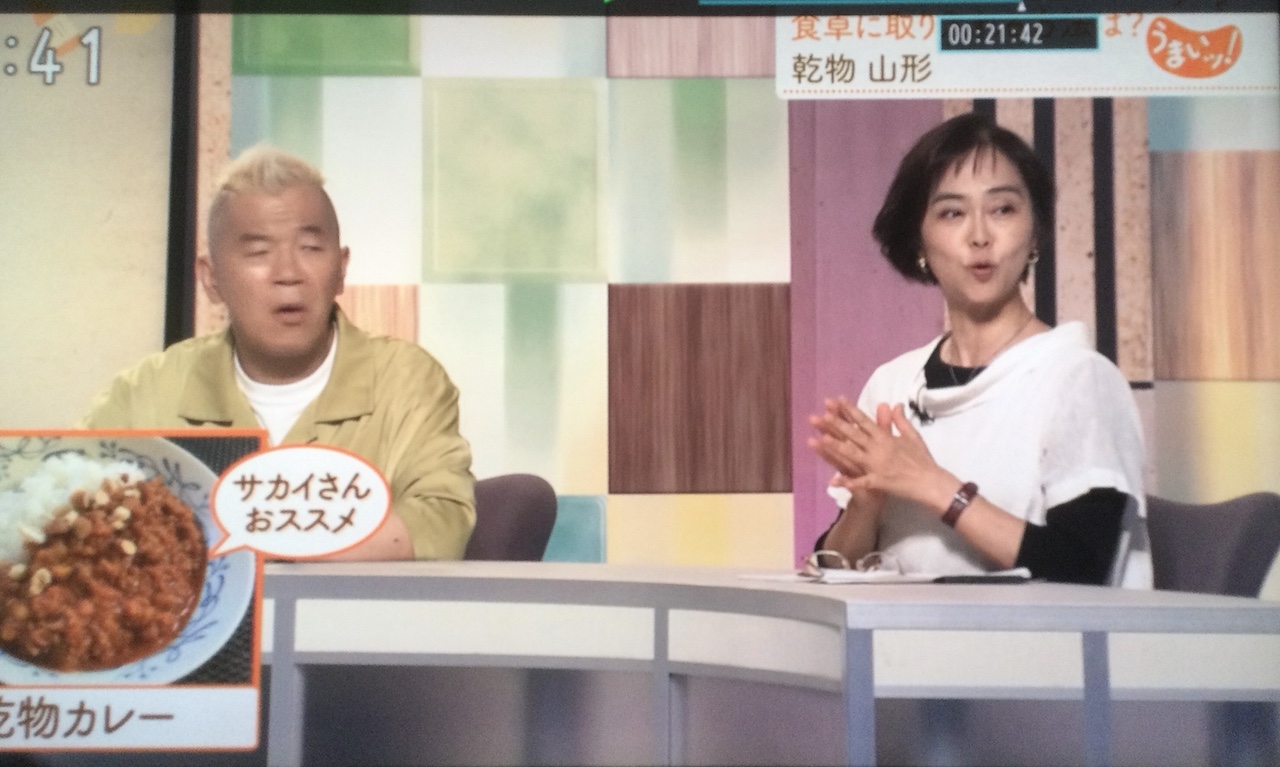 NHK「うまいッ！」で乾物カレーについて説明するサカイ優佳子