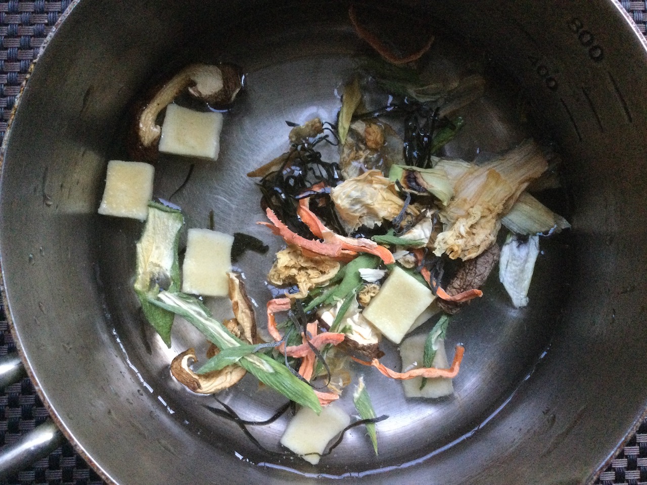 食楽防災乾物スープキットの中身を鍋に入れたところ