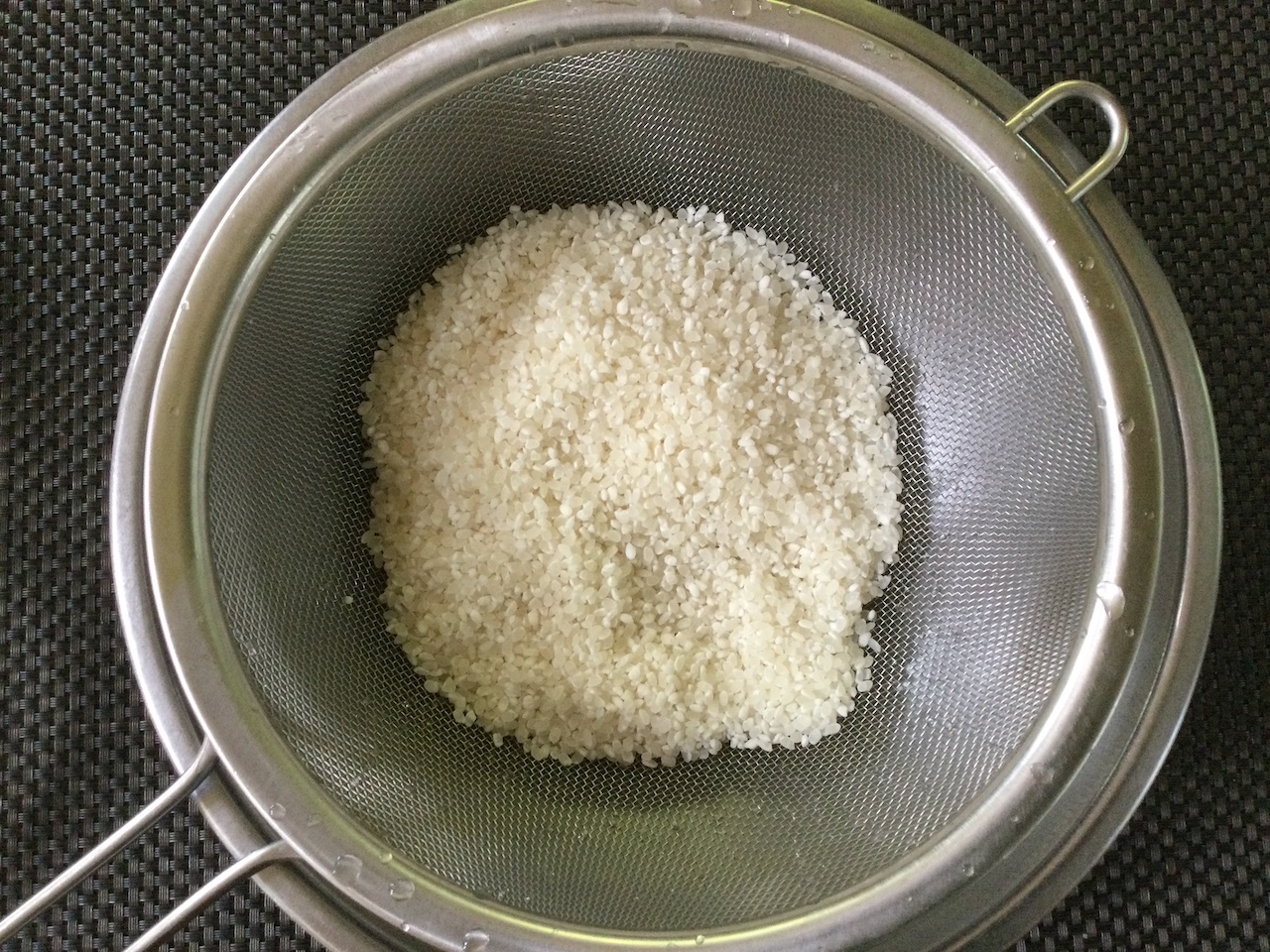 米を水切り中